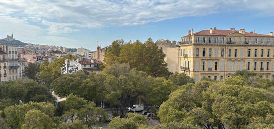 Marseille - quartier du chapitre - appartement de type 1/2 d'une superficie en loi carrez de 35 m2 avec une mezzanine au dernier etage avec une vue agreable sur le quartier et notre dame de la garde