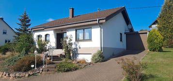 Gemütliches Haus mit Garage im Grünen