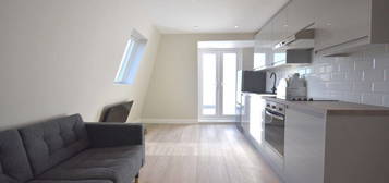 Flat to rent in Queenstown Road, London SW8