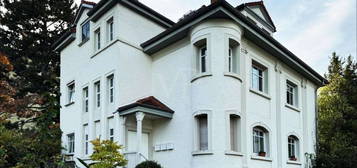 VON POLL - BAD HOMBURG: Dachmaisonettewohnung in stilvoller Villa mit Loggia und Tiefgaragenplatz