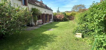 Longère au cœur d'un joli village