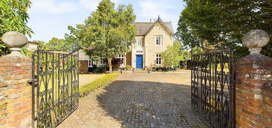 6 bed detached house for sale