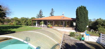 Maison individuelle de trois chambres avec studio d'une chambre, piscine et grand terrain