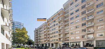 Apartamento T3+1, com 316 m², 3 varandas e 2 frentes no AVIZ, Porto.