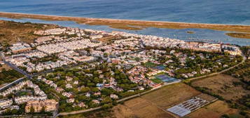 Apartamento T2, em condomínio de referência, em Cabanas de Tavira