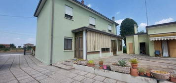 Casa singola con taverna, garage e giardino.