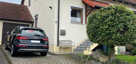 Charmante Doppelhaushälfte mit Keller und Garage in Kürn