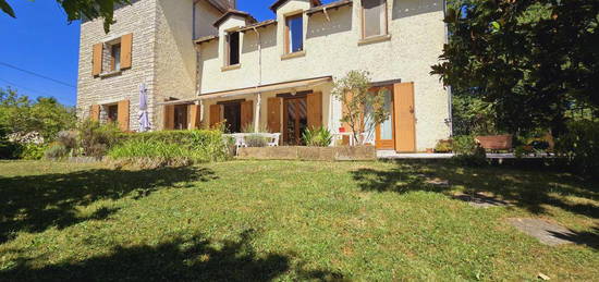 Maison familiale spacieuse avec 4 chambres, un grand sous-sol et une piscine