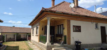 Eladó Albertirsa központi részén 67nm-es családi ház különálló kis lak