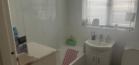 Flat to rent in Bridle Road, Croydon, Surrey CR0