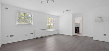 Flat to rent in Leigh Hunt Drive, London N14