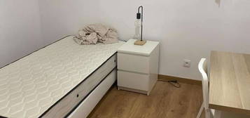 654460 - Quarto com cama de solteiro em...