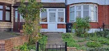 Property to rent in Eastern Avenue, Ilford IG4