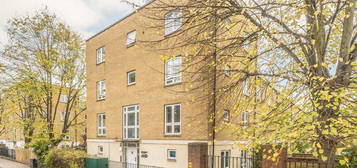 Flat to rent in Amhurst Road, London E8