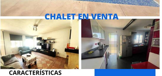 Chalet adosado en venta en calle Almonte