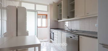 Apartamento T2+1, com garagem e cozinha equipada, em Gaia