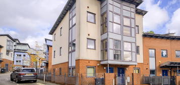 Town house to rent in Bell Barn Road, Park Central, Birmingham City Centre B15