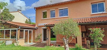 Maison rénovée avec garages et atelier sur joli jardin au calme