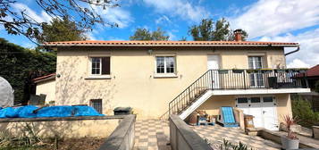 Villa rénovée sur sous sol avec garage et piscine