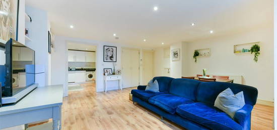 Flat to rent in Arthur Road, London SW19