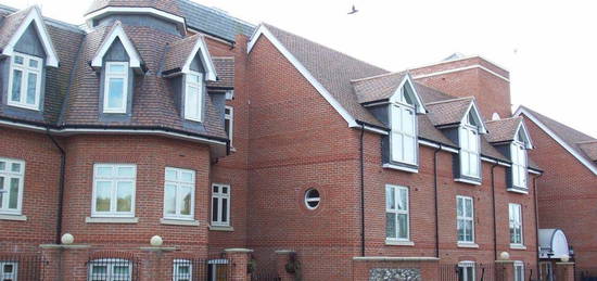 Studio to rent in Leret Way, Leatherhead KT22