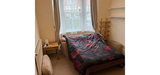 Room to rent in Chetwynd Road, Southsea PO4