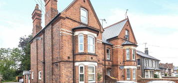 Flat to rent in Connaught Road, Reading, Berkshire RG30