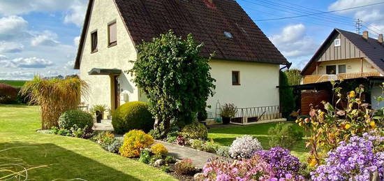 Genießen Sie die herrliche Lage:
gepflegtes Wohlfühlhaus mit liebevoll angelegtem Garten