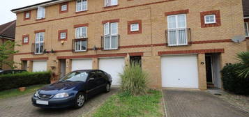 Town house to rent in Dorsey Drive, Bedford MK42