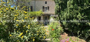 Maison de caractère en pierres avec jardin