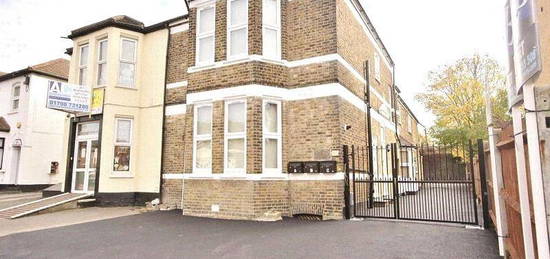 Flat to rent in Eastern Road, Romford, Essex RM1