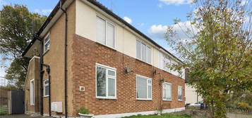 Flat for sale in Barncroft Close, Loughton, Essex IG10