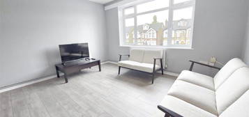 Flat to rent in South Street, Romford RM1