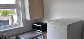 Flat to rent in Greenway, Kenton, Harrow HA3