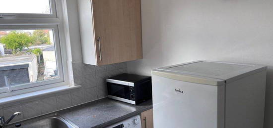 Flat to rent in Greenway, Kenton, Harrow HA3