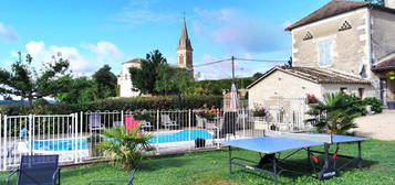 Propriété de hameau sur un terrain généreux avec piscine