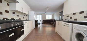 10 bed terraced house to rent