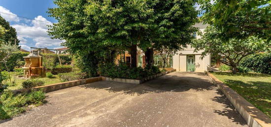 Villa de type 6 de 157m² édifiée sur une parcelle de 622m² à Arles