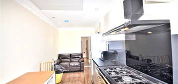 Studio to rent in Longwood Gardens, Ilford IG5