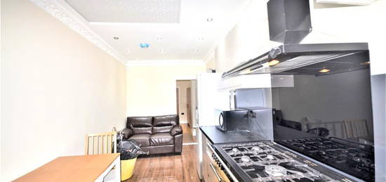 Studio to rent in Longwood Gardens, Ilford IG5