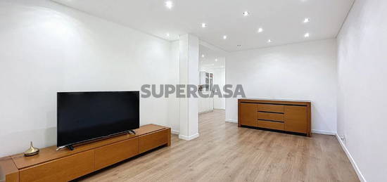 Apartamento de 5 Assoalhadas Totalmente Remodelado no Laranjeiro - Almada