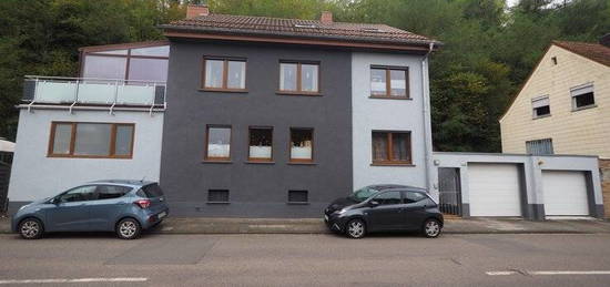 GROßZÜGIGE ERDGESCHOSSWOHNUNG MIT TERRASSE UND GARAGE