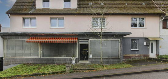 Raumwunder: 2-Familienhaus mit zusätzlich ca. 100 m² Nutzfläche und Garten in Ruhelage