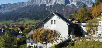 Großes Wohnhaus mit Einliegerwohnung, Wintergarten u. Terrasse! Herrlicher Grimmingblick