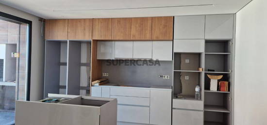 Apartamento T3 Duplex novo na Cruz da Areia, Leiria, com garagem box fechada, varanda, dois elevadores, com acabamentos e equipamentos topo de gama. Em fase de construção, previsão de conclusão no verão de 2024. Possibilidade de fazer mais 2 quartos,