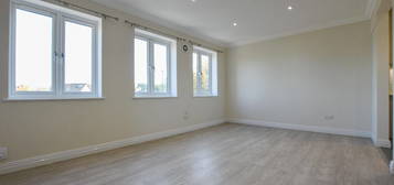 Flat to rent in Carlton Parade, Orpington BR6