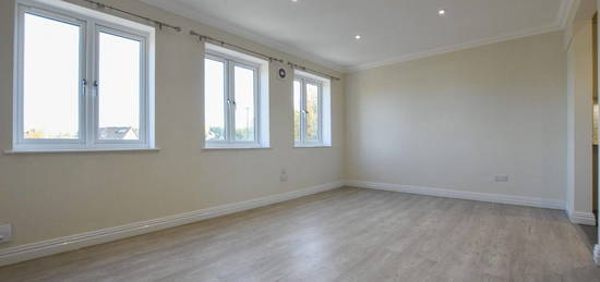 Flat to rent in Carlton Parade, Orpington BR6