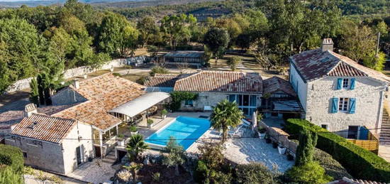 Superbe ensemble de propriétés en pierre avec piscine à l'ambiance méditerranéenne !