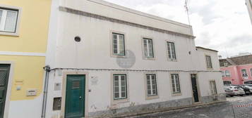 Prédio c/ 306 m2 e 3 portas p/ a rua - c. histórico