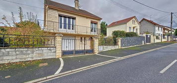 Maison 3 chambres avec garage et jardin, quartier résidentiel